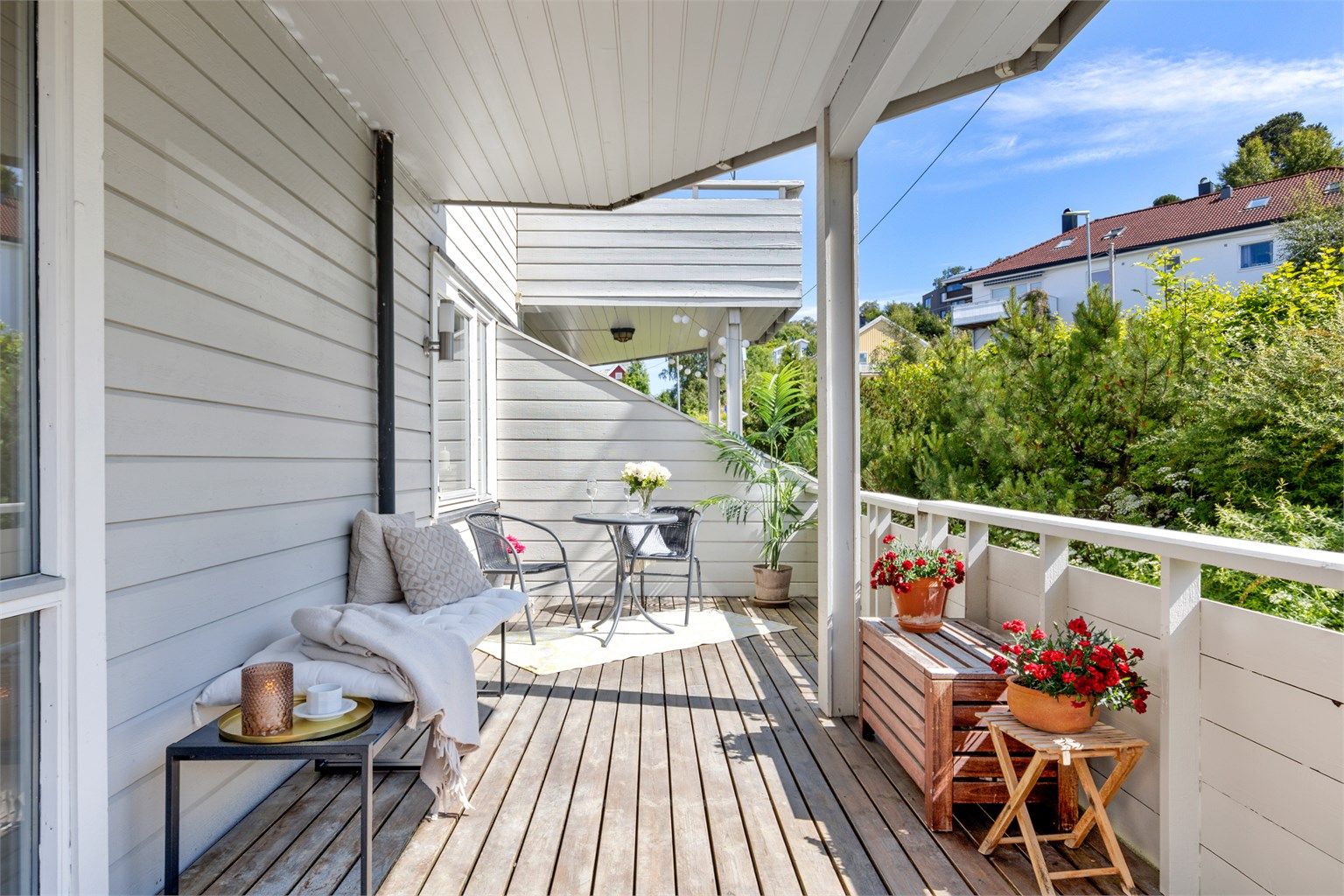 Verandaen vil på sommerstid oppleves som en fin forlengelse av stuen, og har direkte adkomst til sameiets felles hage. Selger opplyser om solgang fra morgen til ca. kl. 17:00/18:00 på sommerstid. 