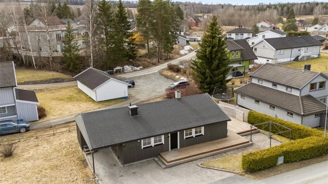 Eiendommen har en attraktiv beliggenhet på Hjellum i Hamar kommune, omtrent fem kilometer fra Hamar sentrum.