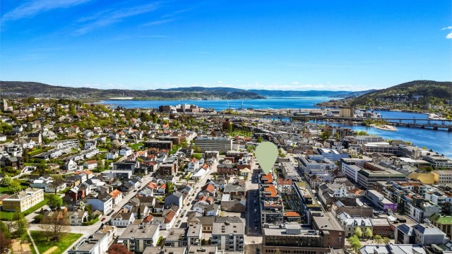 Her bor du midt i sentrum med gangavstand til Drammenselva og byens mange fasiliteter.