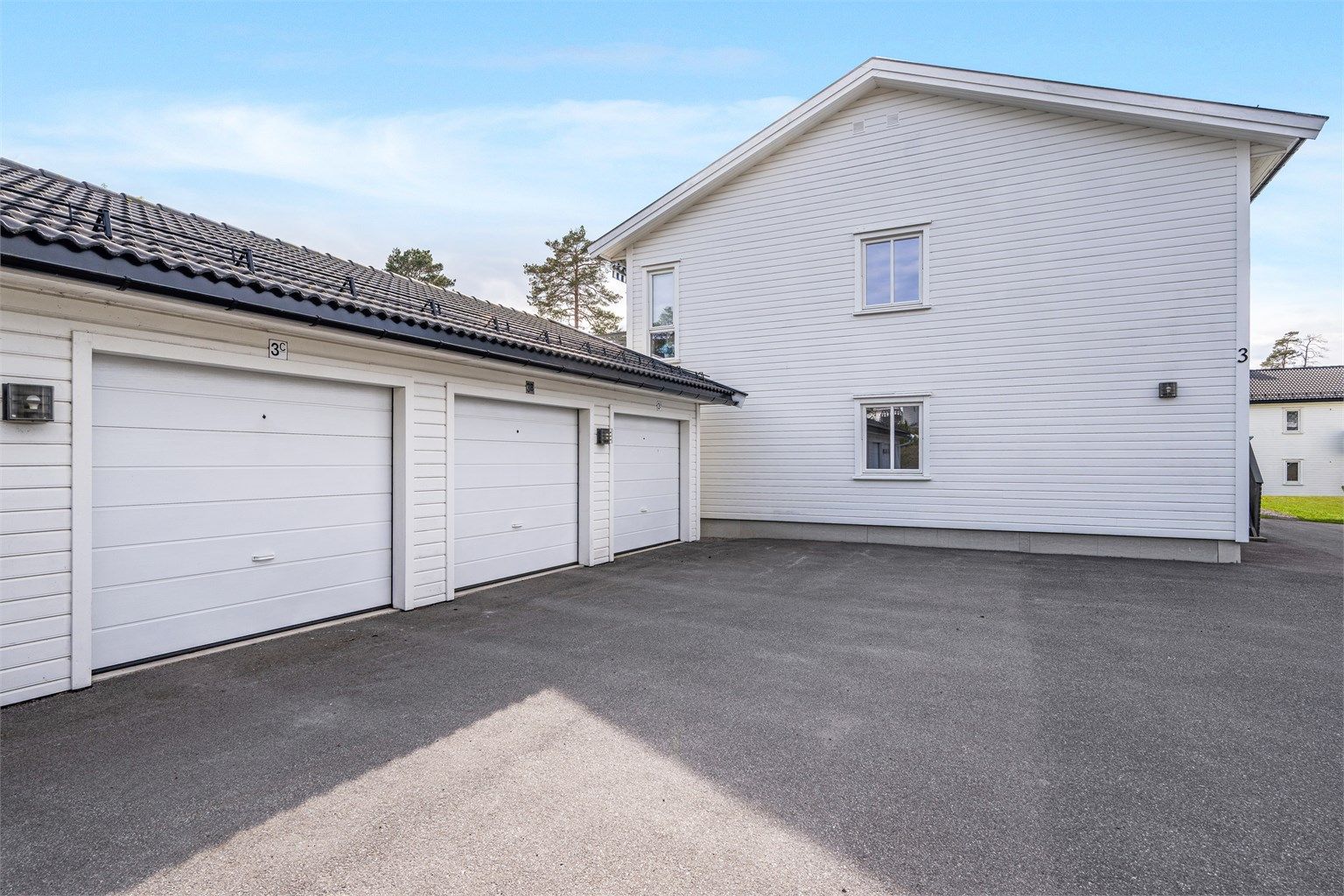 Leiligheten har garasjeplass i rekke. Her er det også muligheter for ekstra oppbevaringsmuligheter.