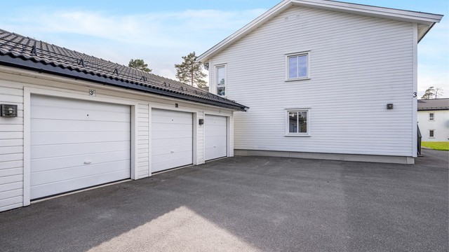 Leiligheten har garasjeplass i rekke. Her er det også muligheter for ekstra oppbevaringsmuligheter.
