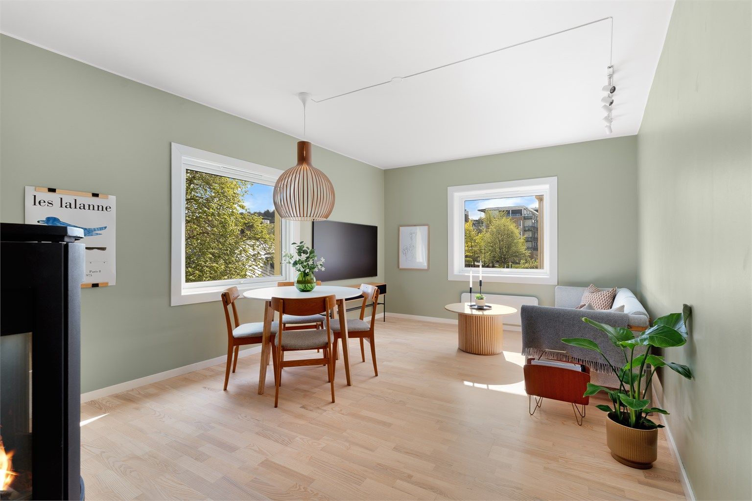 Leiligheten er gjennomgående lys og luftig med utstrakte vindusflater som sikrer rikelig med naturlig dagslys. 
