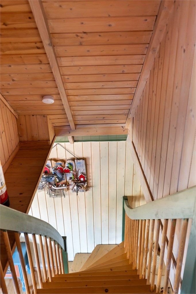 Tretrappen leder opp til soverommene på loftet.