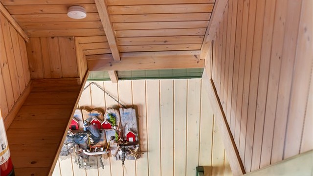 Tretrappen leder opp til soverommene på loftet.