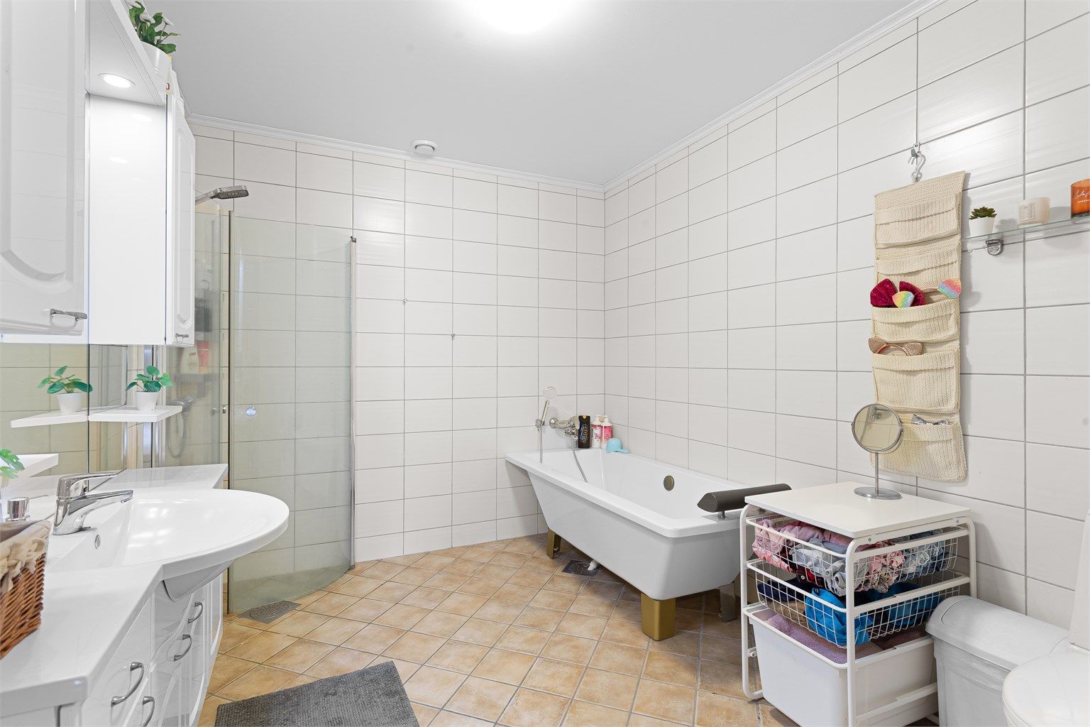 Hovedbadet i underetasjen har både badekar og dusjhjørne, samt gulvvarme.