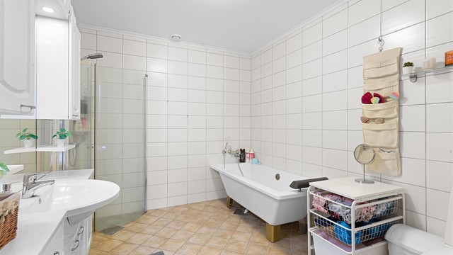 Hovedbadet i underetasjen har både badekar og dusjhjørne, samt gulvvarme.