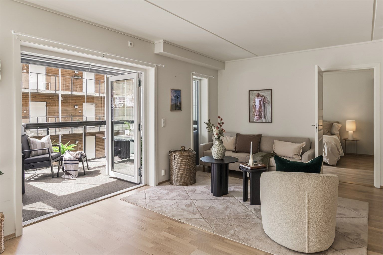 Balkongdørene kan åpnes helt opp, ypperlig på varme og gode dager.