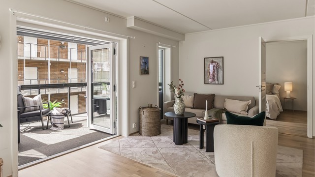 Balkongdørene kan åpnes helt opp, ypperlig på varme og gode dager.