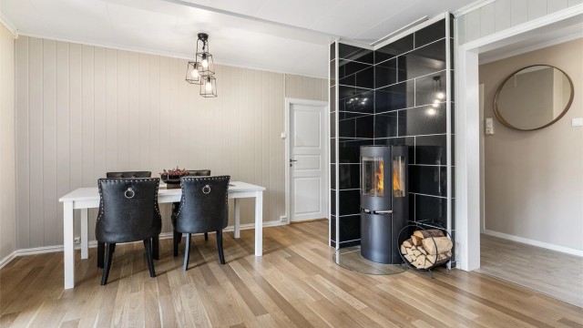 En moderne og effektiv vedovn er installert i stuen i senere år. Leiligheten varmes ellers opp med hjelp av elektrisitet.