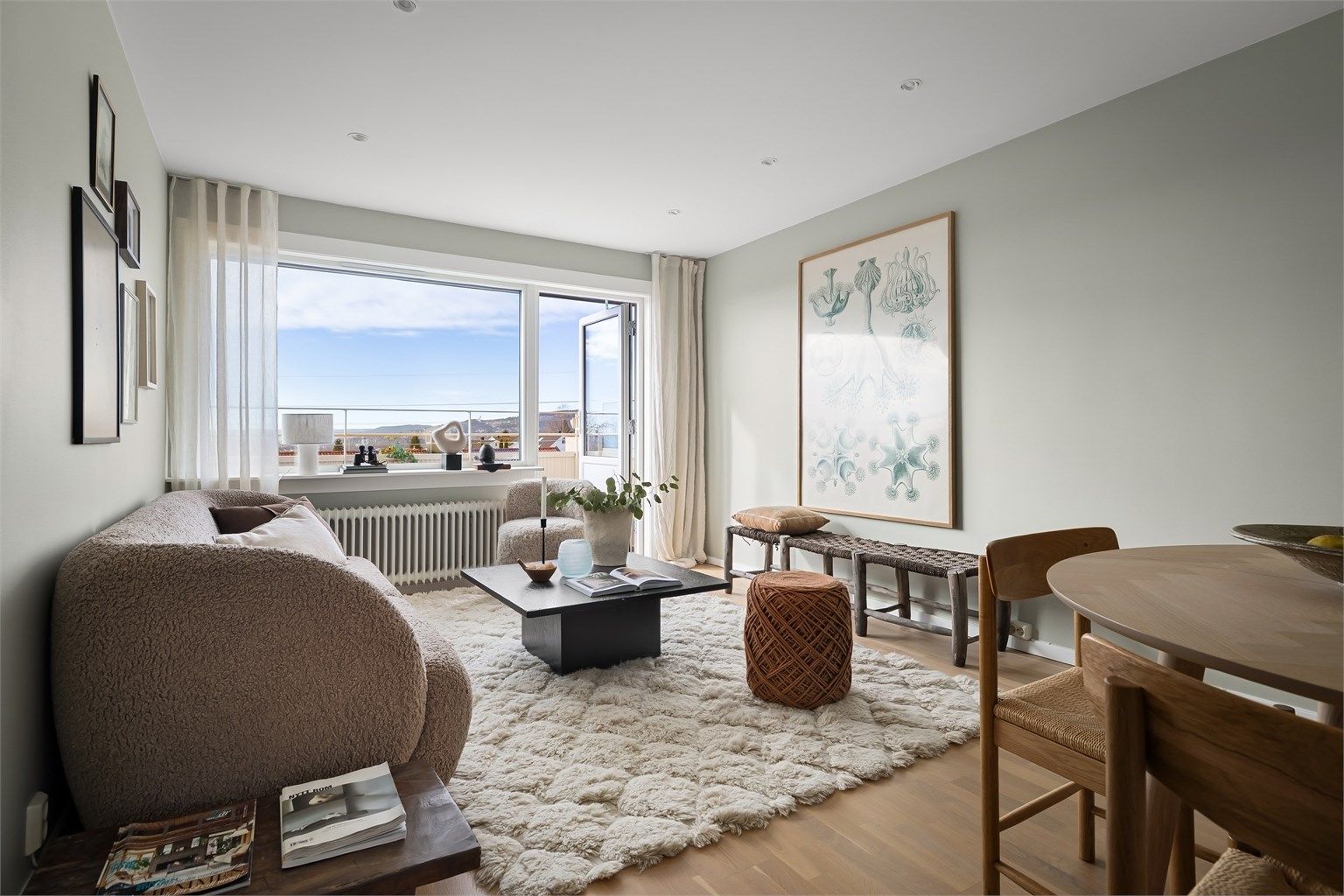 Leiligheten ble pusset opp i 2018/2019 med nytt kjøkken, downlights i stue og soverom, slipt parkett i alle rom samt ny parkett på soverom I
