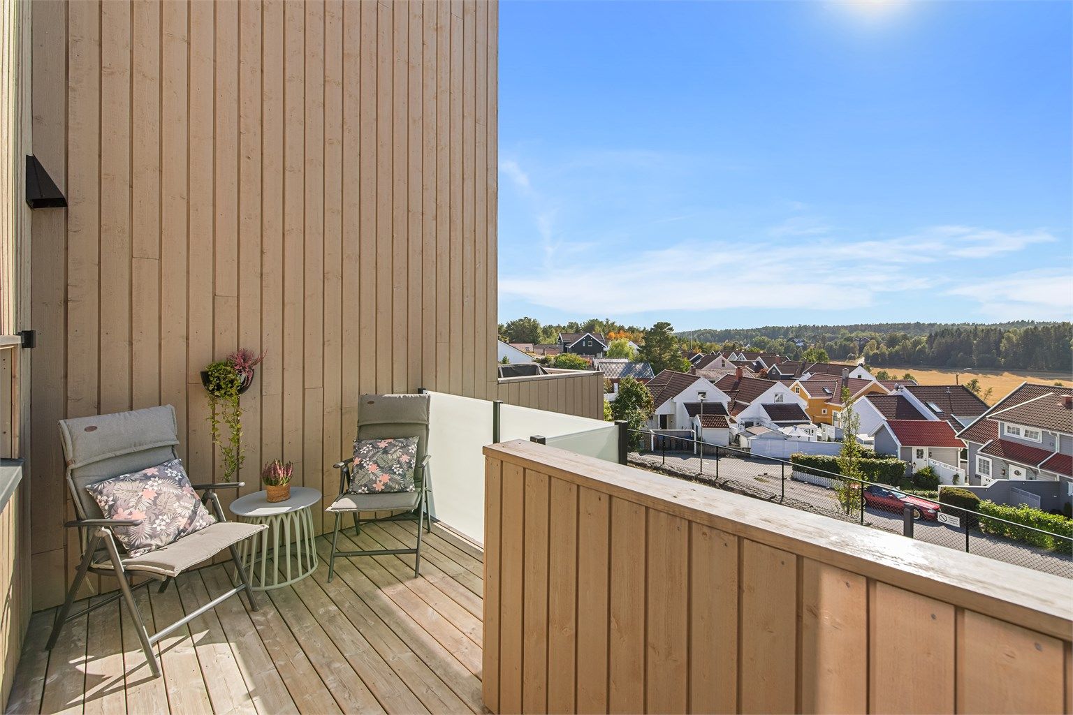 Uteområdene er store og innbydende, med østvendt terrasse for morgensol og vestvendt terrasse for kveldssol – perfekt til grilling og lek. 