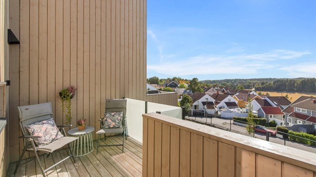 Uteområdene er store og innbydende, med østvendt terrasse for morgensol og vestvendt terrasse for kveldssol – perfekt til grilling og lek.
