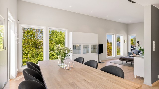 Spisestuen har plass til langbord og er et naturlig samlingspunkt i boligen.