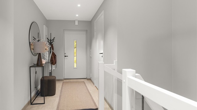 Entré med gulvfliser med varmekabler og downlights i himling. Ny ytterdør i 2025