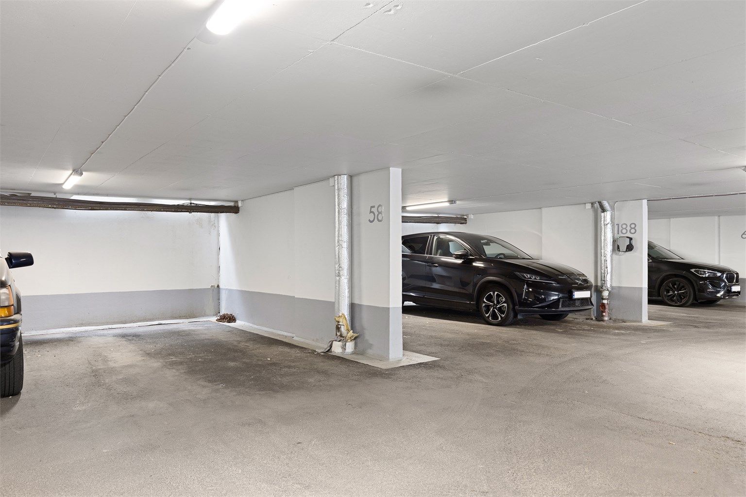 Det medfølger en parkeringsplass i felles garasjeanlegg