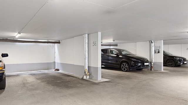 Det medfølger en parkeringsplass i felles garasjeanlegg