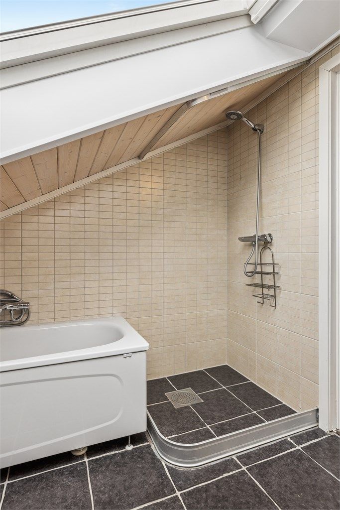 Flislagt bad fra 2006 med takvindu som gir godt med dagslys.