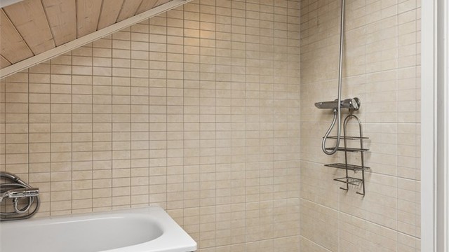 Flislagt bad fra 2006 med takvindu som gir godt med dagslys.