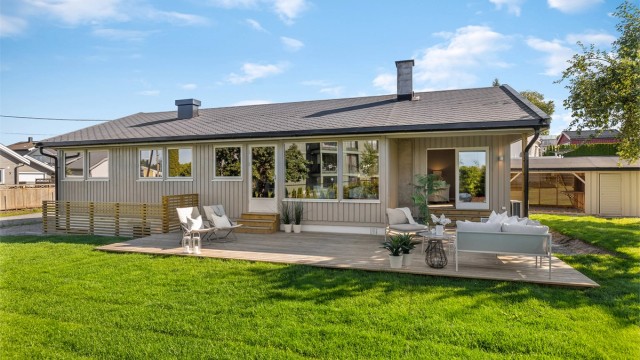Velkommen til Skovlyveien 1A – en delikat og omfattende oppusset enebolig over to plan. Huset kan by på en fantastisk, solrik, stor hage, kjeller med egen inngang og hybel!