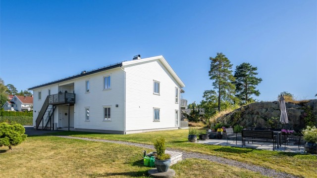 Leiligheten ligger i første etasje av denne firemannsboligen i et veldrevet sameie med 12 enheter