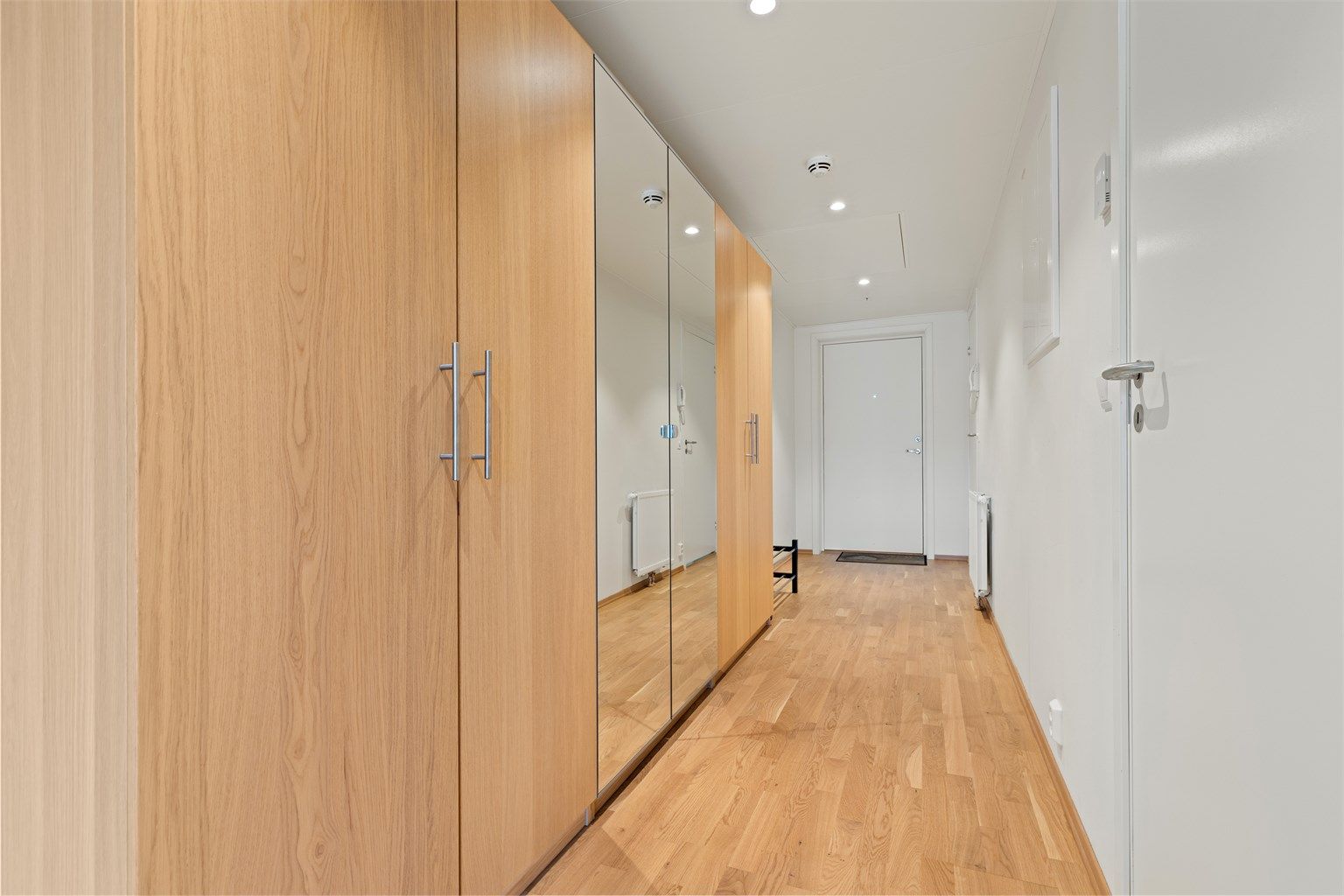 Romslig gang med flott garderobeskapsrekke med fin oppbevaring av sesongenes klesbehov