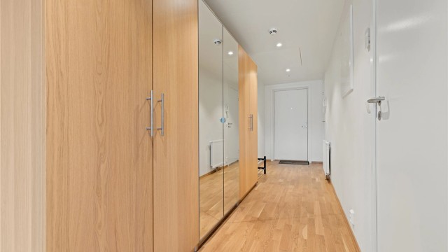 Romslig gang med flott garderobeskapsrekke med fin oppbevaring av sesongenes klesbehov