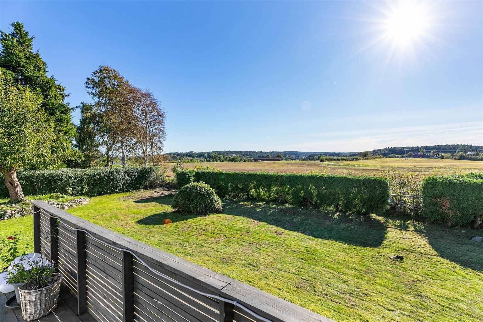 Foruten den flotte utsikten er også solforholdene meget gode. Dagen gjennom er det nær sagt alltid et sted med sol på utearealene.