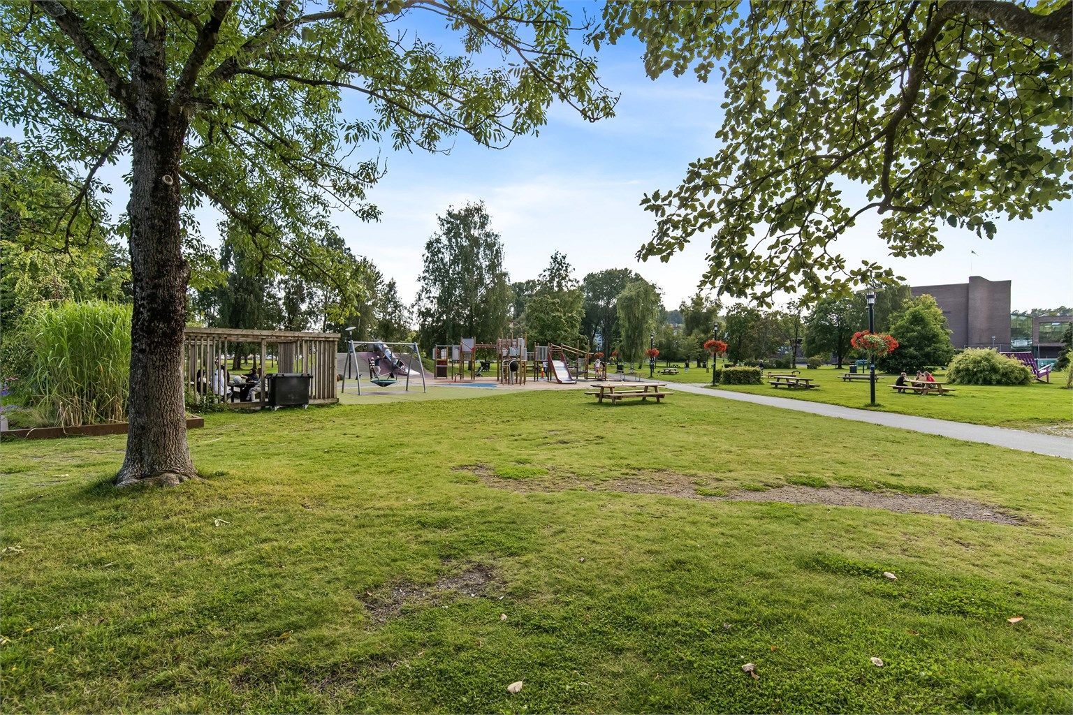 Badeparken ligger få minutters gange unna med grøntarealer, lekeplass og gangveier mot fjorden.