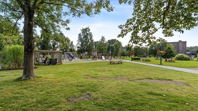 Badeparken ligger få minutters gange unna med grøntarealer, lekeplass og gangveier mot fjorden.