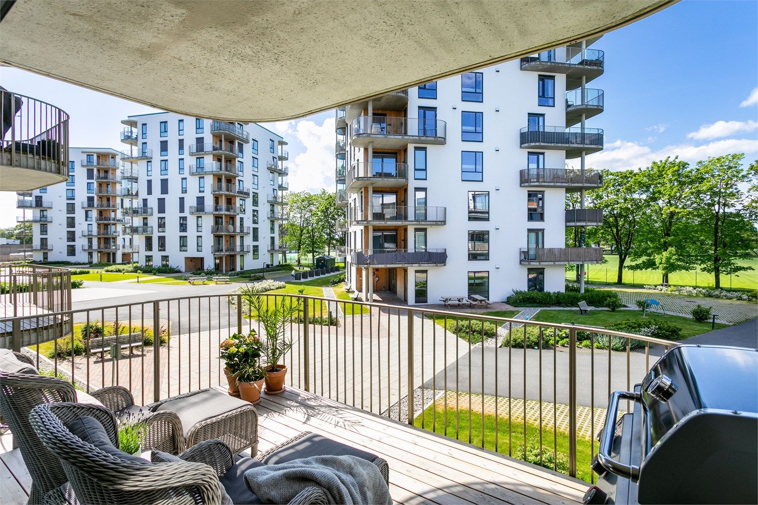 På balkongen får du overblikk over sameiets pent opparbeidede fellesarealer.