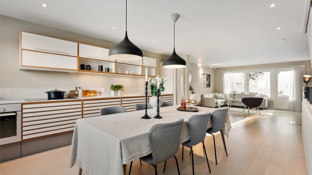 Det er god plass for spisebord på kjøkkenet - her kan du invitere både venner og familie til et godt måltid