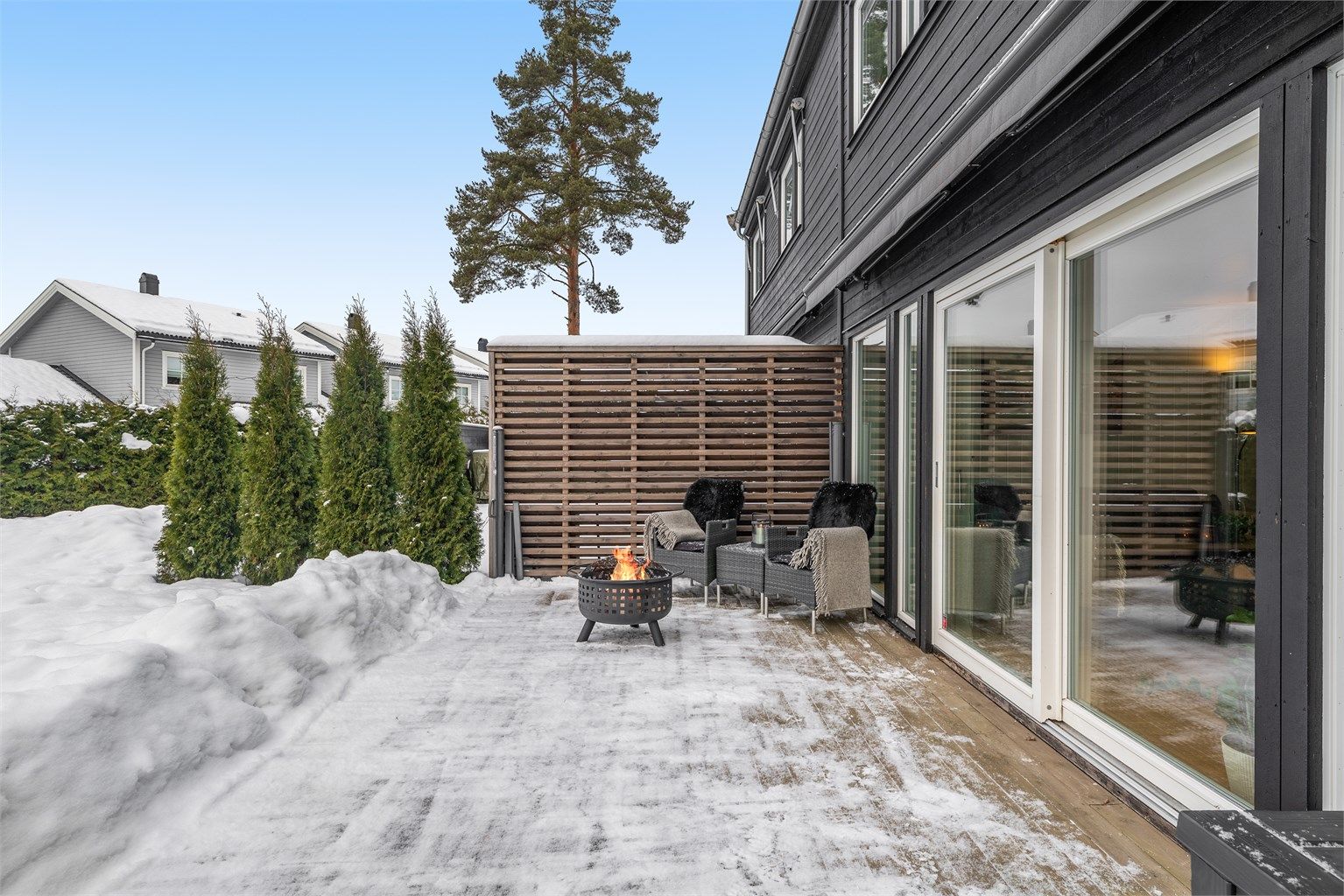 Sørvestvendt terrasse på 21 kvm med tilgang til skjermet uteområde med god plass for både store og små. 