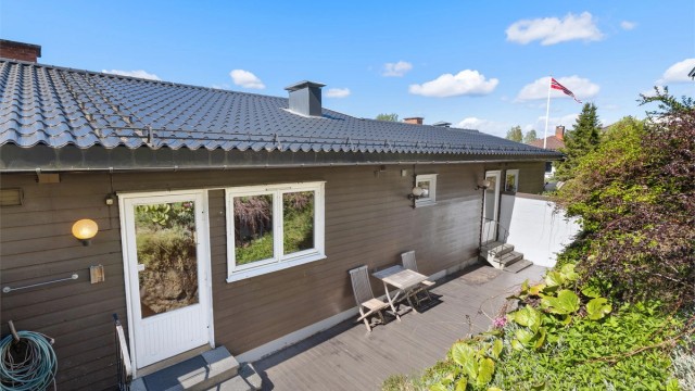 Fra kjøkkenet er det utgang til terrasseplatting på 21 kvm med morgensol