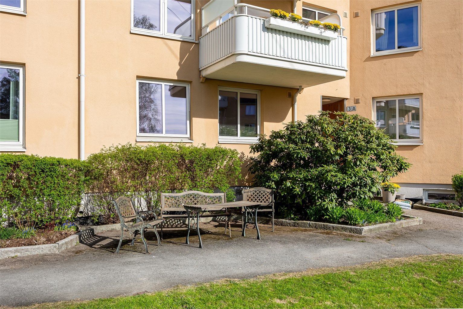 Hyggelig bakgård som er pent opparbeidet med sittegrupper, grillplass, plenarealer og diverse beplantning. 