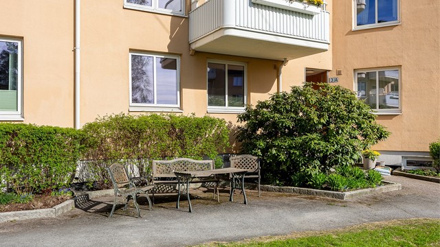 Hyggelig bakgård som er pent opparbeidet med sittegrupper, grillplass, plenarealer og diverse beplantning.