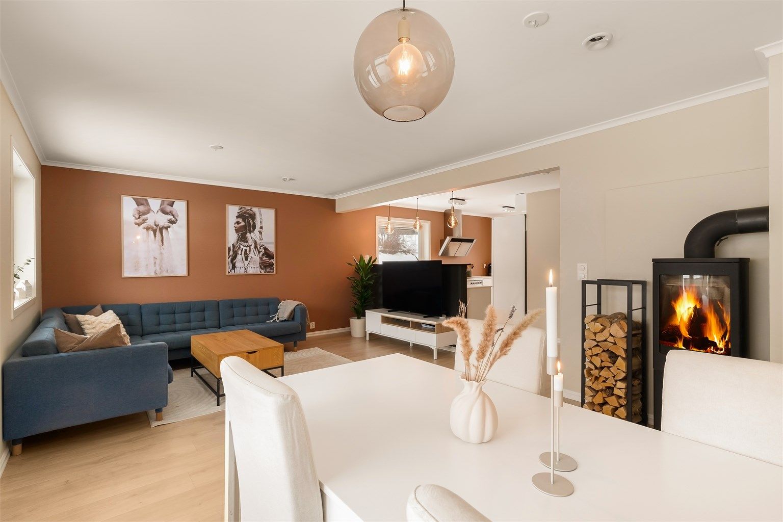 En moderne innredet halvpart av tomannsbolig beliggende i etablert og barnevennlig område.