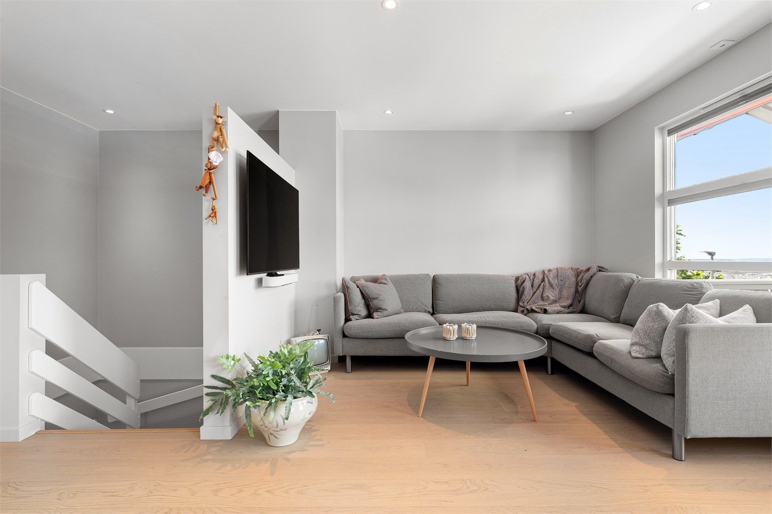 Koselig sofahjørne med god plass til stor sofa