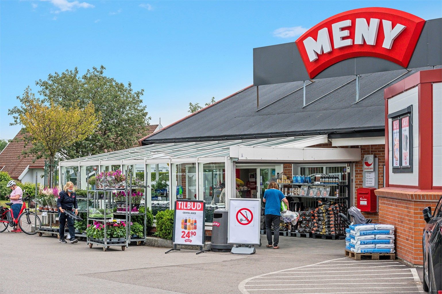 For dagligvarehandelen ligger Meny Nøtterøy kun 9 minutter unna med bil.