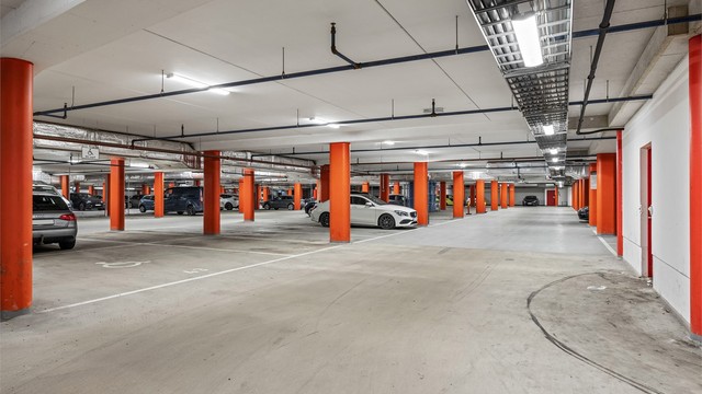 Det medfølger en fast garasjeplass med elbillader i felles, lukket anlegg.