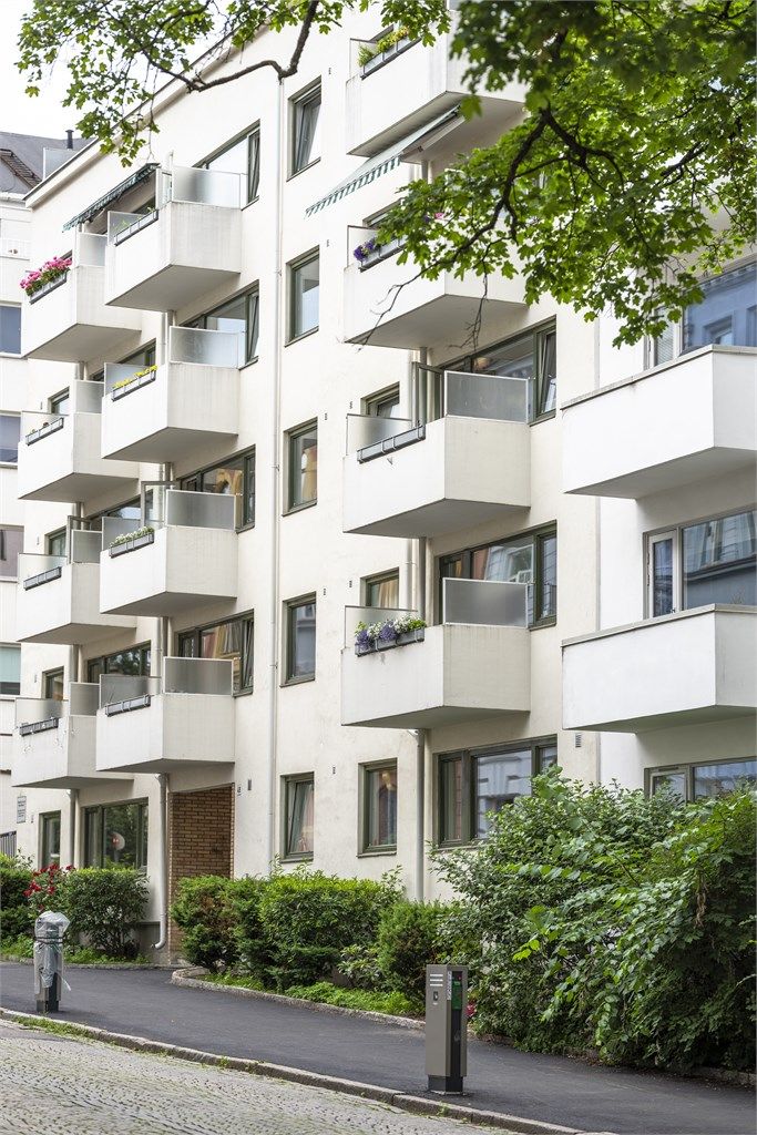 Boligen ligger i et velholdt boligbygg med private balkonger og frodige omgivelser. Her kombineres en rolig og tilbaketrukket beliggenhet med umiddelbar nærhet til alt Frogner har å tilby.