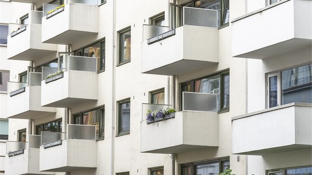 Boligen ligger i et velholdt boligbygg med private balkonger og frodige omgivelser. Her kombineres en rolig og tilbaketrukket beliggenhet med umiddelbar nærhet til alt Frogner har å tilby.