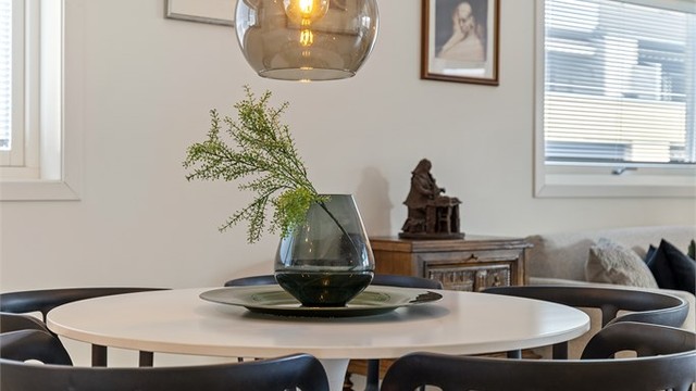 Leiligheten er tilknyttet felles varmtvannsanlegg, som er inkludert i fellesutgiftene.