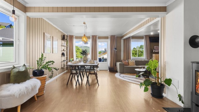 Direkte utgang til solrik platting, som fungerer som en naturlig forlengelse av stua på sommertid.
