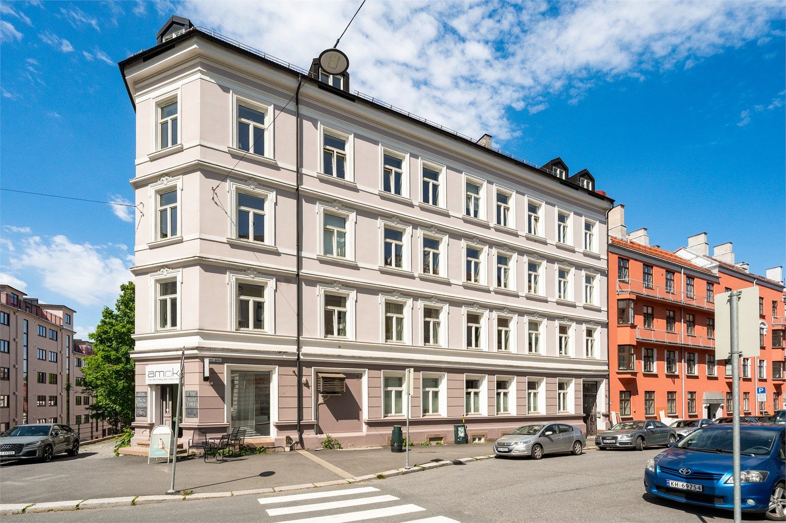Den vakre bygården fra 1897 er en del av Tøyens historiske bymiljø og danner en flott ramme rundt boligen.