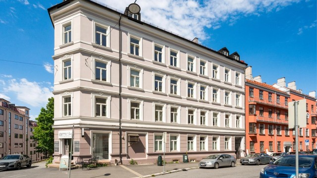 Den vakre bygården fra 1897 er en del av Tøyens historiske bymiljø og danner en flott ramme rundt boligen.