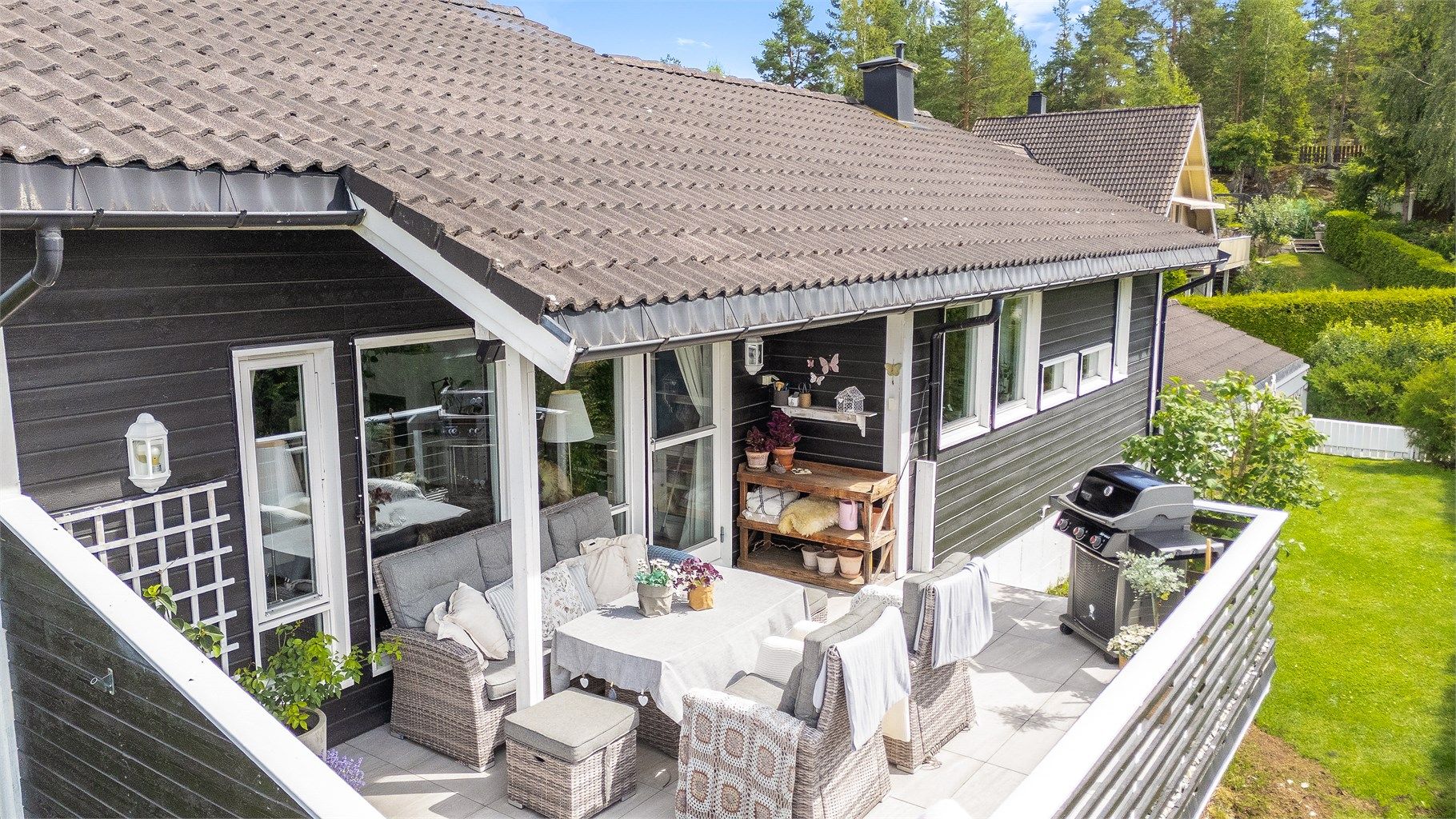 Terrassen strekker seg langs store deler av husets fasade.