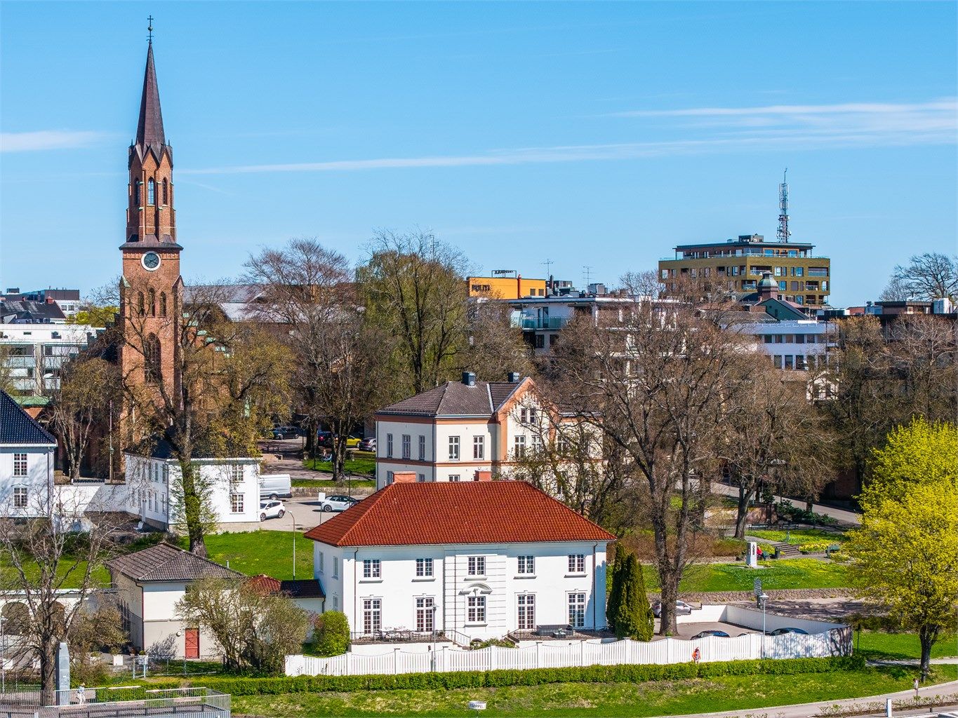 Nærområdet er preget av en blanding av historisk bebyggelse og moderne byliv.