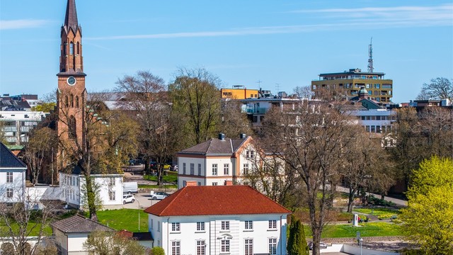Nærområdet er preget av en blanding av historisk bebyggelse og moderne byliv.