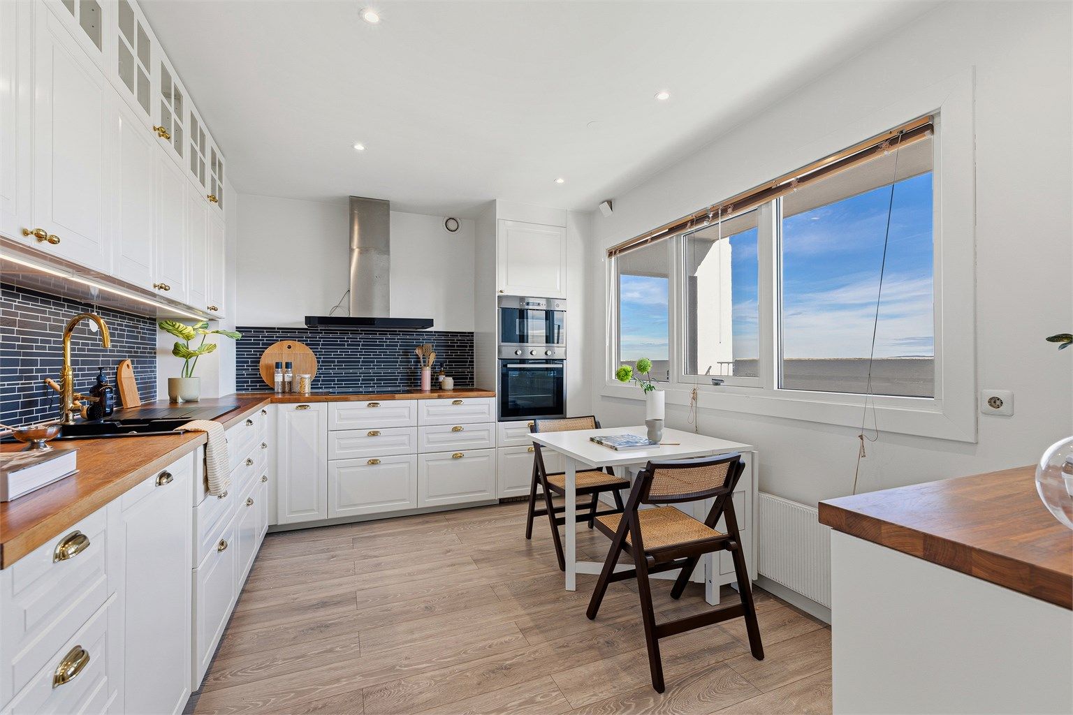 Kjøkkenet vender ut mot svalgangen. Dette er en endeleilighet, derfor går ingen forbi.