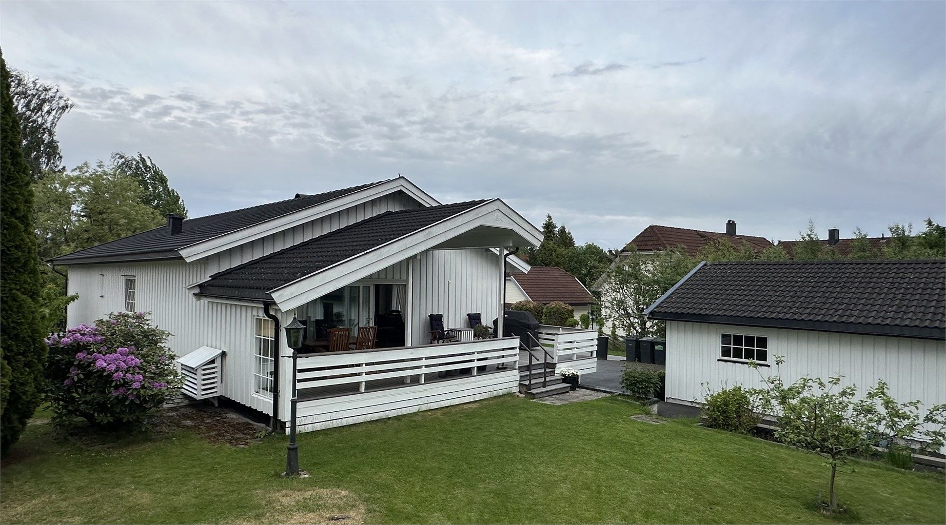 Flott terrasse som er delvis overbygget - Her kan man nyte sene middager helt skjermet